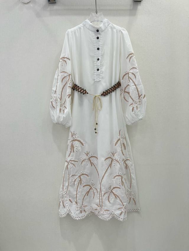 Zimmerman*兹 默曼 Ins博主show Zimmermann 这款 Raie 连衣裙呈百合般清新的纯白色 散发清新夏日气息 它以凸花刺绣制成 精湛的手